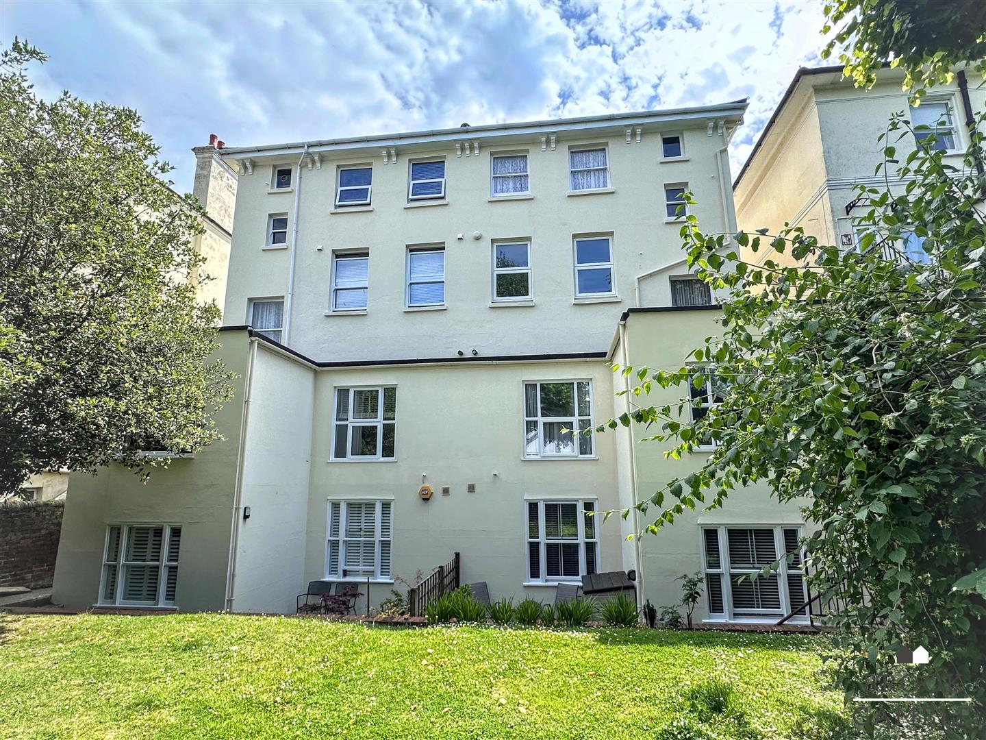 2 Bedroom Flat. Spencer Road in Eastbourne,  19